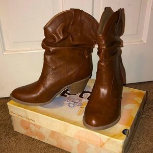 MUDD New in the Box Size 8.5 Short Low-Heeled Boots In Cognac Brown